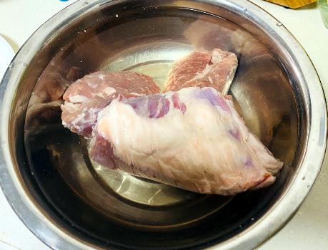 清炖羊肉焯水的正确方法,焯水后的羊肉是冷水还是开水下锅