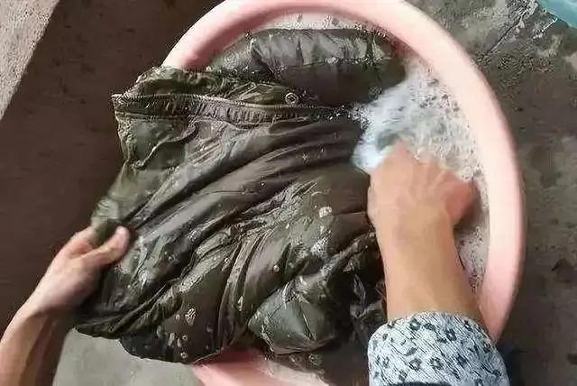 羽绒服脏了？千万别水洗！教你一招，羽绒服干净如新，真实用