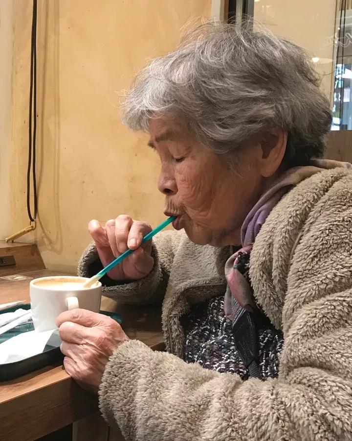 日本老奶奶碰瓷,酗酒飙车碰瓷爆红网络