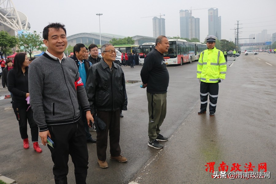 雨中作战，高新交警大队保障足球赛顺利进行（组图）