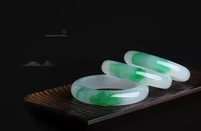 腕间风情翡翠手镯,腕上的玉镯