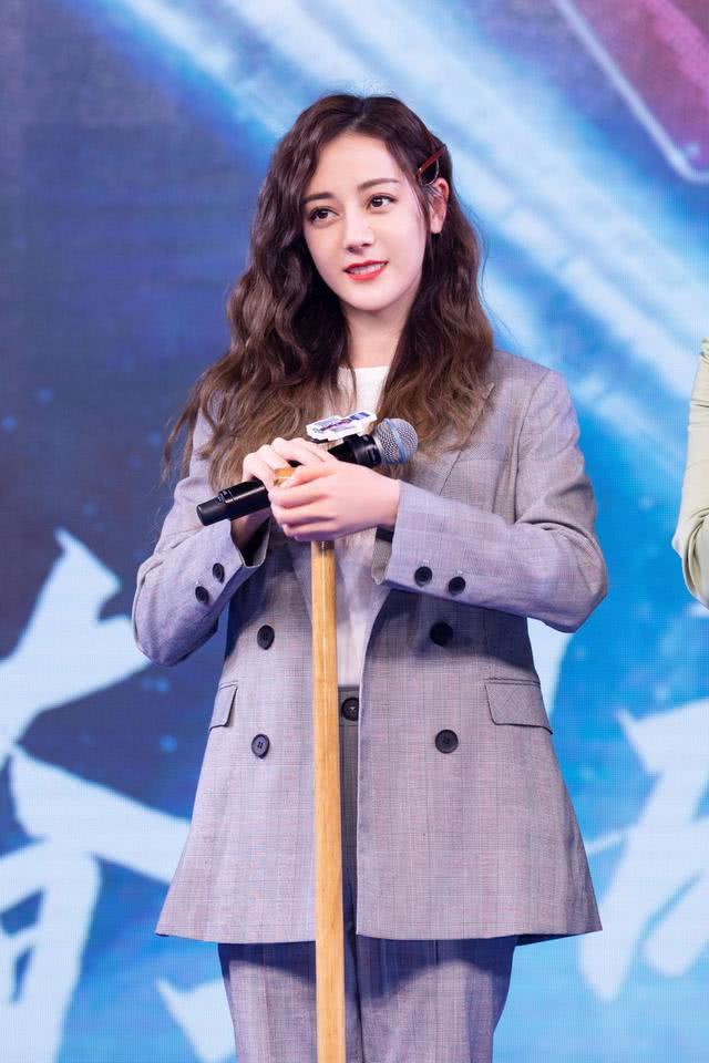 不烫不染圆脸女生合适的发型,圆脸合适黑长直还是合适自然刘海