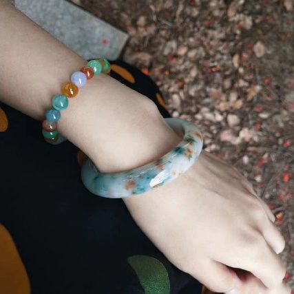 飘色翡翠手镯值钱吗,飘绿花翡翠手镯值钱吗