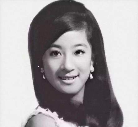 婚纱女王王薇薇73岁苗条似少女,白富美王薇薇完全版