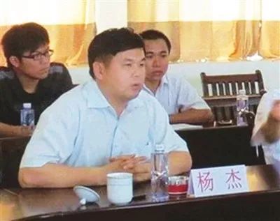 副县长再觅新欢，被旧*妇情**围堵群殴！
