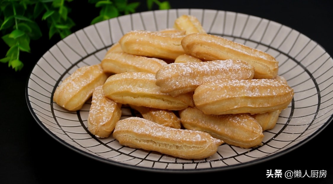 不用和面就能够吃到酥脆的小油条,外国人吃中国的油条配豆浆