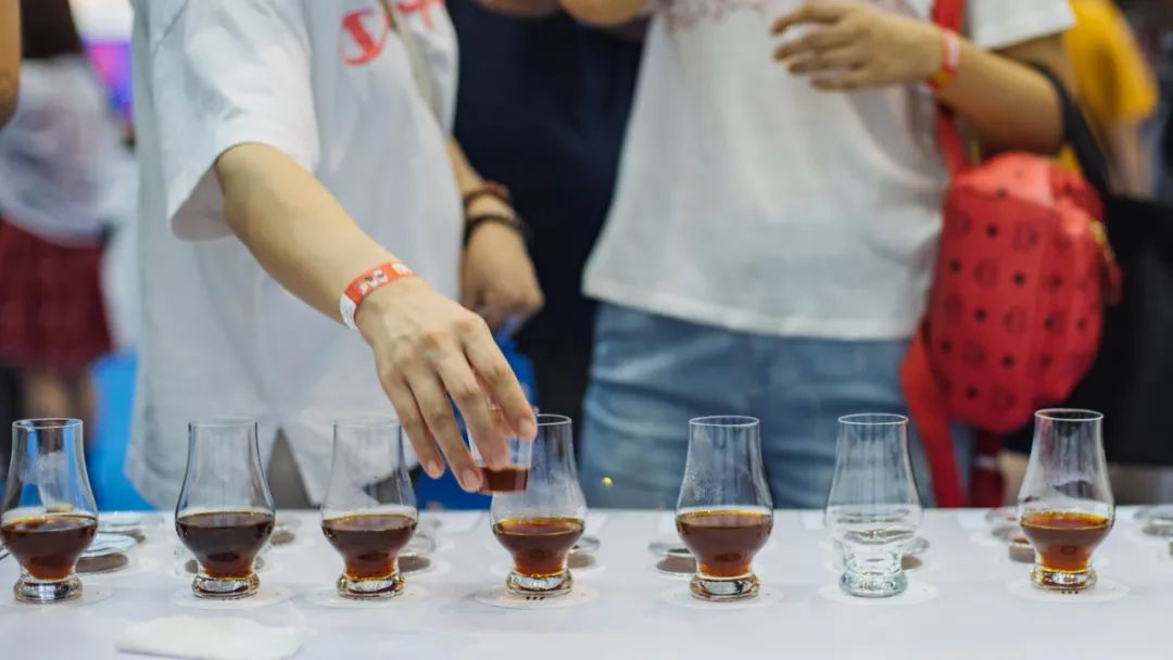 这届深圳人的快乐水，不再是奶茶了？