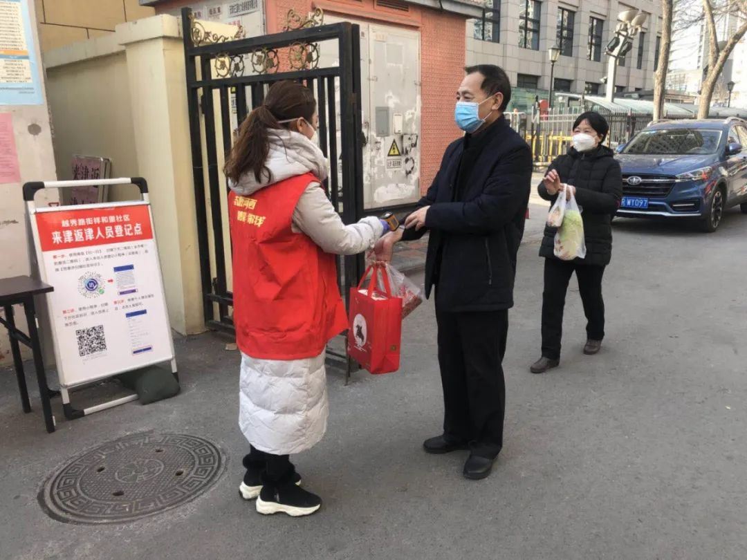 老党员率先垂范坚守疫情防控一线,党员率先垂范筑牢社区疫情防线