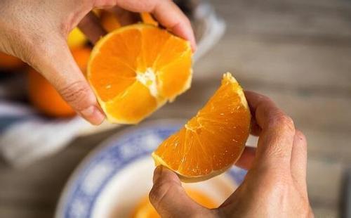 剥下来的橘子皮能够泡水喝吗,用新鲜的橘子皮泡水喝有啥功效