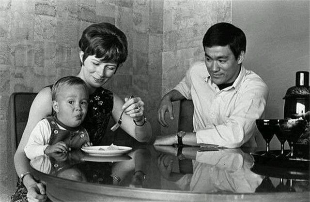如何评价李小龙的电影,怎么评价李小龙传奇