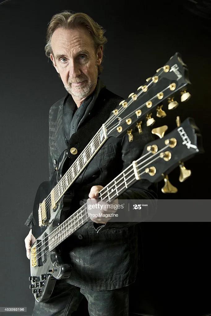 这些人玩的吉他竟然都长了好几个“脖子”，两只手恐怕不够用