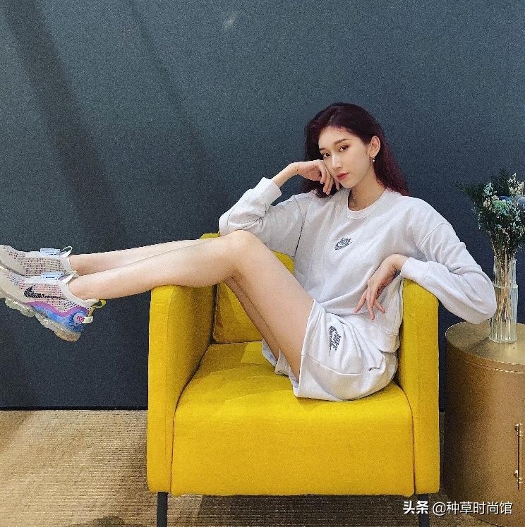 秋冬新款上新卫衣穿搭,今秋更流行卫衣裙