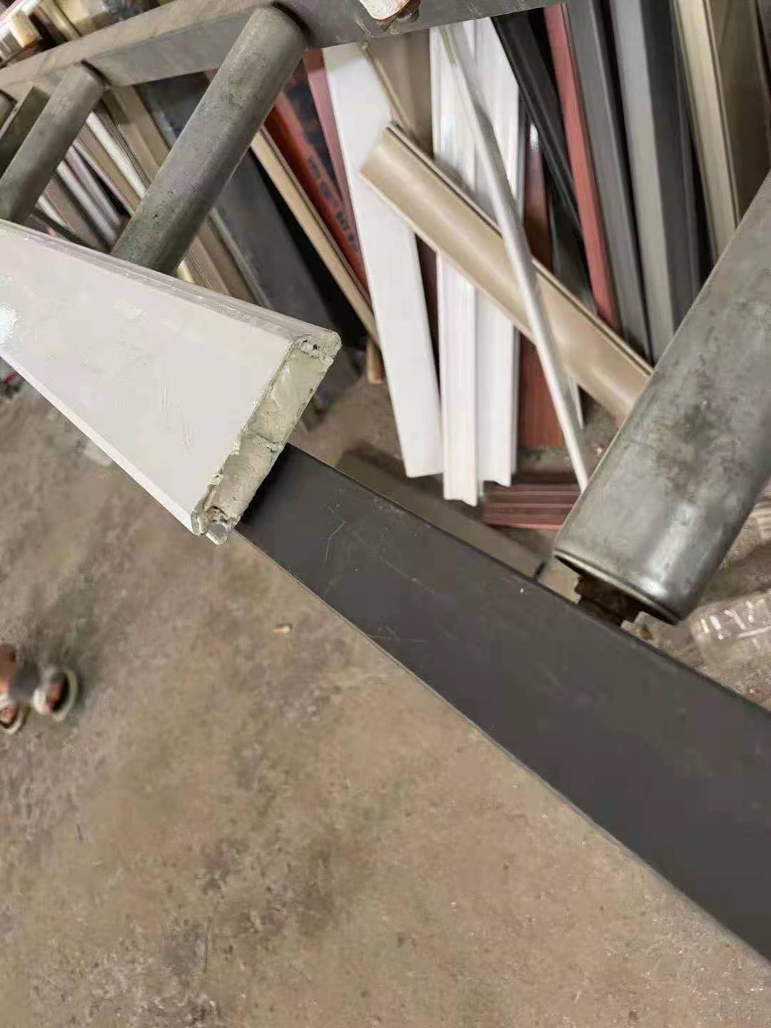 订购聚氨酯自动发泡卷帘门成型机,中空发泡卷帘门机器