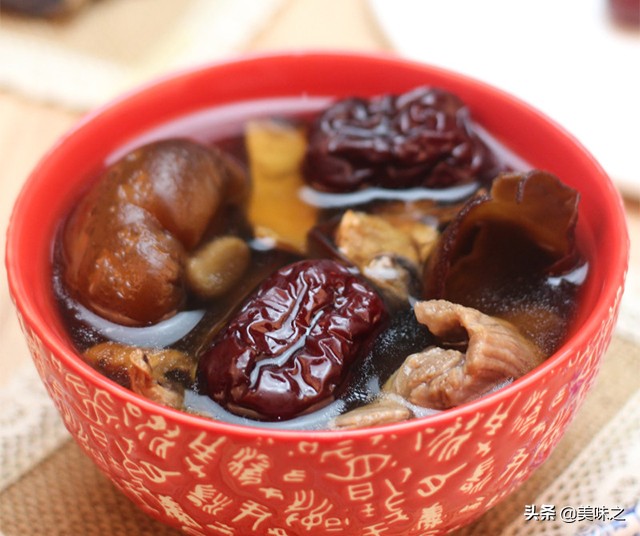 墨鱼能和当归党参黄芪一起炖汤吗,墨鱼汤配什么炖汤