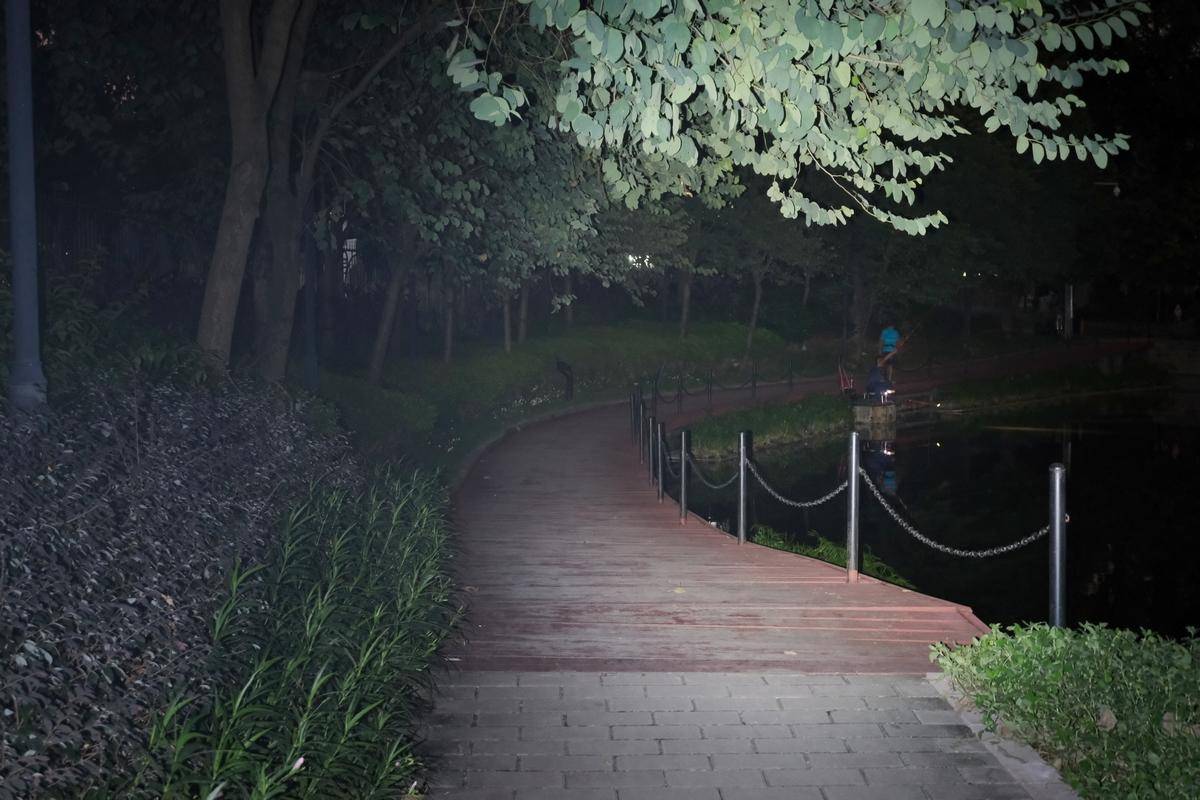 mini强光手电,zmi随身强光手电闪红灯