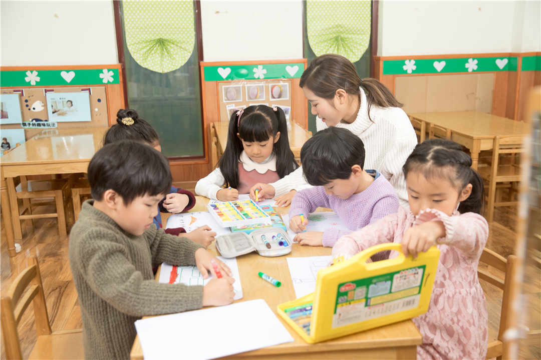 小孩上幼儿园不肯去老是哭怎么办,孩子上幼儿园哭的嗓子沙哑怎么办