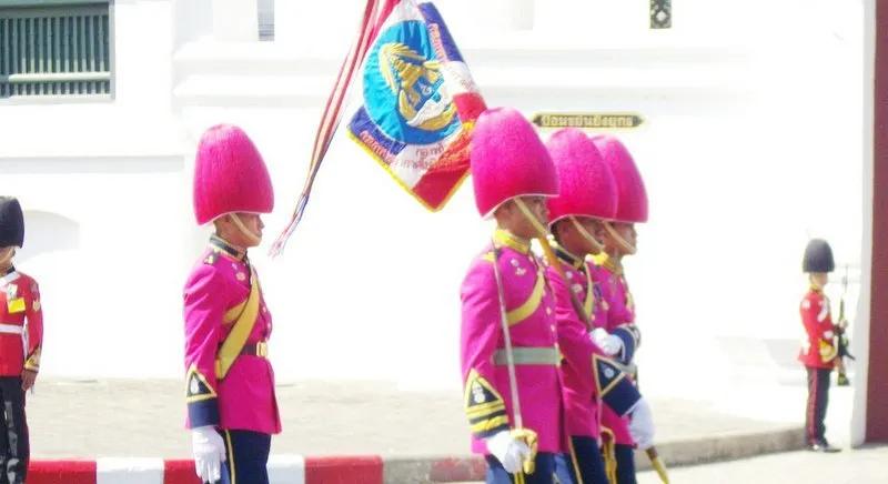 为什么泰国人要穿粉红色,去泰国为什么要穿红色衣服