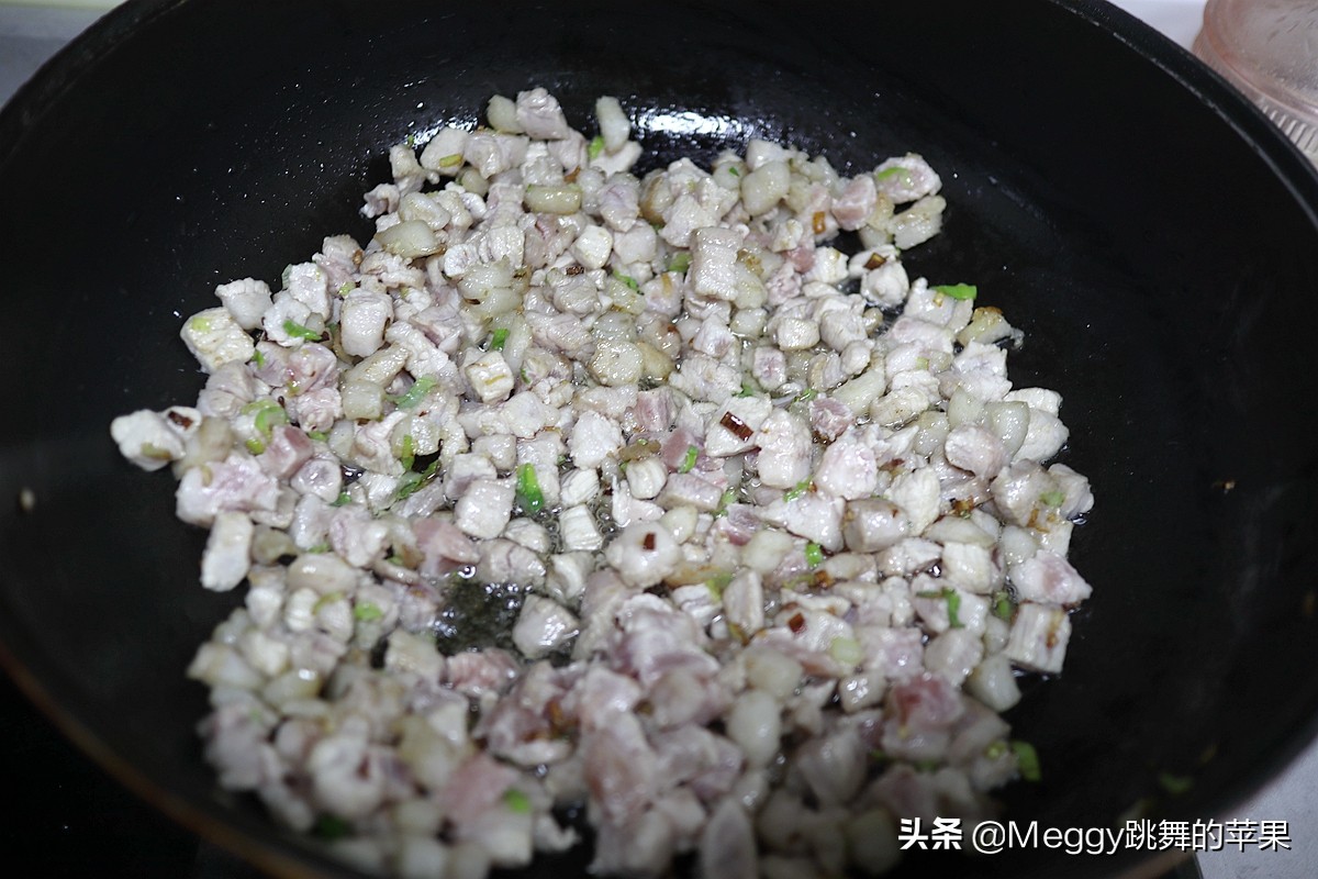 春天必吃的春笋酱肉包子，一锅16个全进肚了，抹抹嘴还没解馋