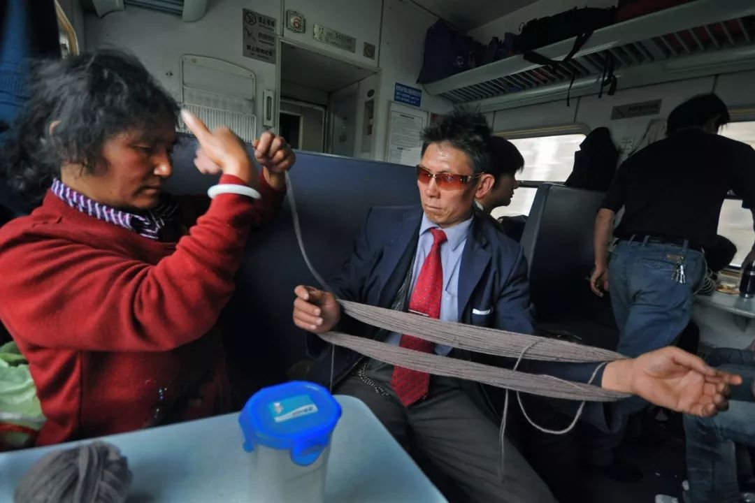 孩子坐绿皮火车看人世百态,绿皮火车才能反映生活百态