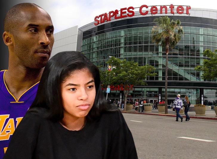 斯台普斯悼念科比出场,科比追悼会杰克逊演讲