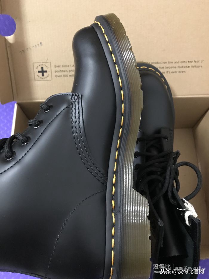 drmartens马丁靴经典款搭配,drmartens马丁靴樱桃红搭配