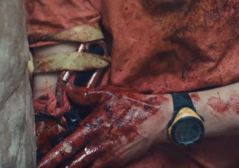 又渴又疼！手臂被石头卡住五天五夜？这部电影告诉你如何断臂求生