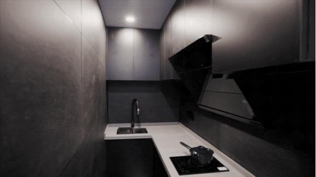 北京姑娘继承胡同老房，地板铺镜子、浴厕全透明，一个人住太爽