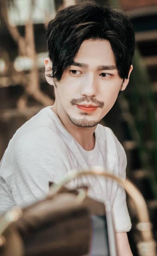 你能够说他不帅，但不得不承认他是型男