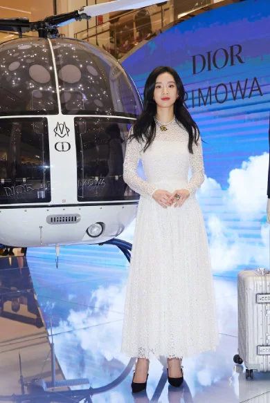 Kylie把公司卖了6个亿？DIORandRIMOWA小箱子终于能够背上身！「每周时报」