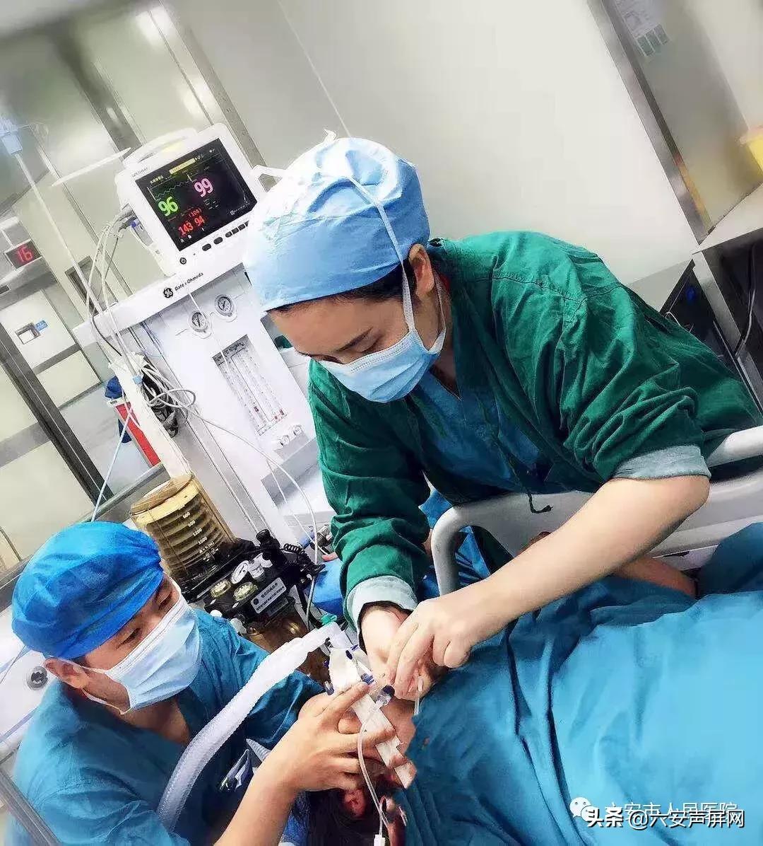 感动！这张“拄拐照”刷屏了，背后的故事令人心酸