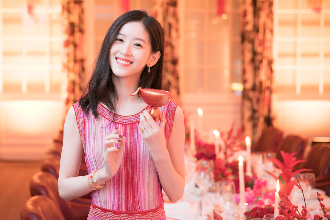 章泽天凭借健美操进清华视频,章泽天玩陀螺
