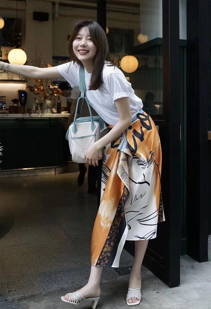 丝巾多种搭配让你变身时髦精,土气又廉价的丝巾穿搭技巧