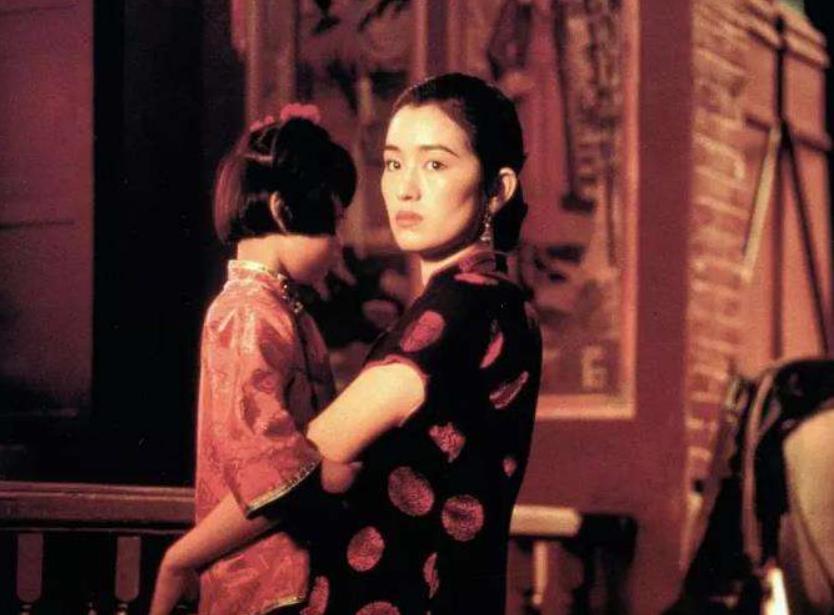 她生在棚户区，19嫁50岁张艺谋连生3子，今38岁贵气十足超巩俐