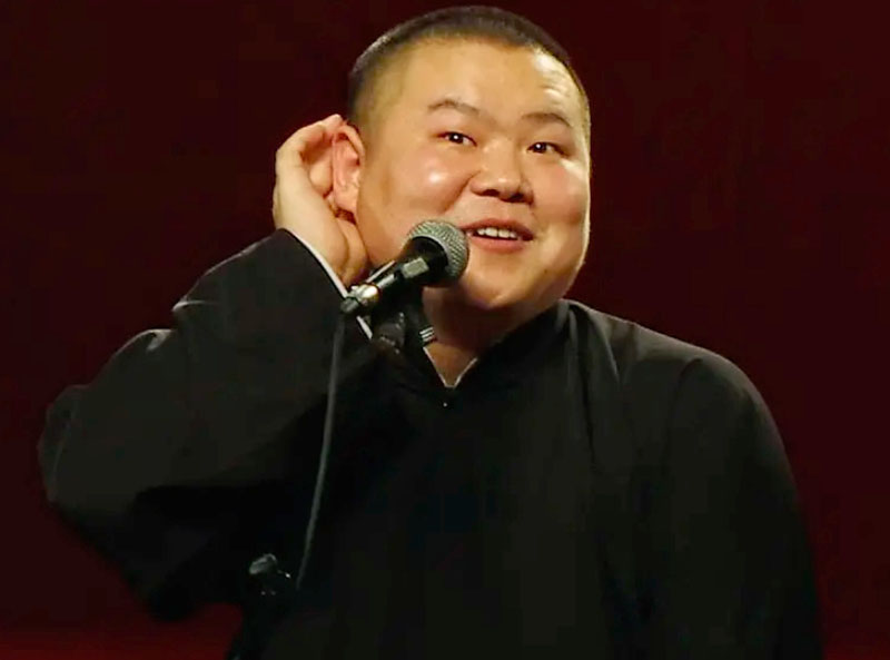 岳云鹏穿雨衣完全版,岳云鹏接孩子穿雨衣