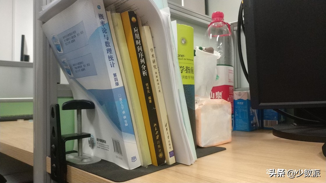 没有华丽舞台也没有炫彩的灯光,没有灯光的高性能电脑配置