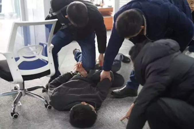 这条游戏弹窗小广告的背后，竟是每日流水近亿元的网络赌博平台