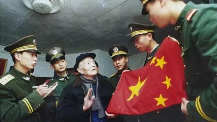 今天，是五星红旗的生日！这三人值得被铭记