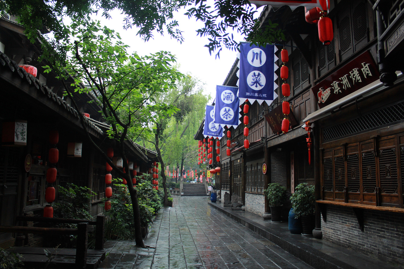 成都旅游最值得去的3个景点，武侯祠看历史，锦里宽窄巷子吃到撑