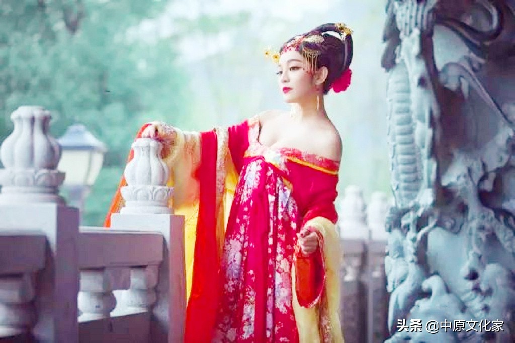 唐代女人上穿短襦或衫下着长裙，佩披帛，显得如此高贵而自信