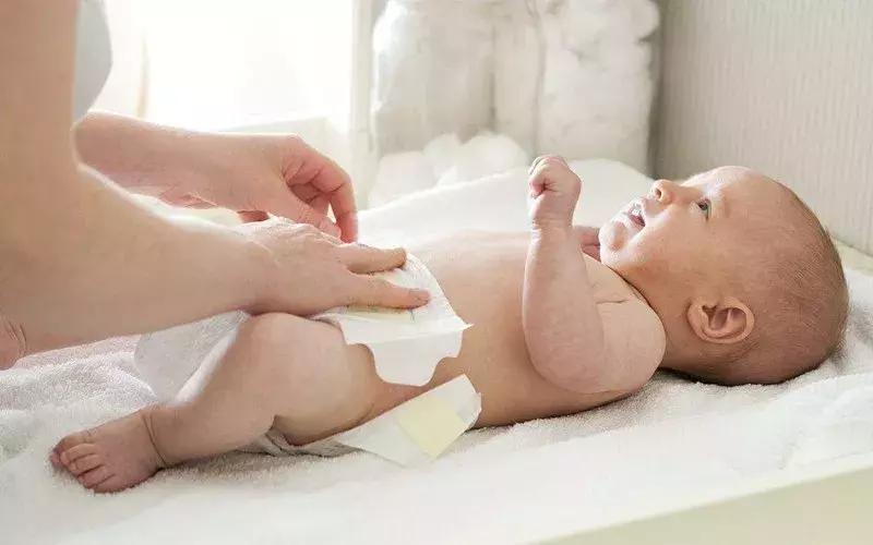 新生儿母乳和奶粉的大便次数,新生儿一天排便排尿几次正常