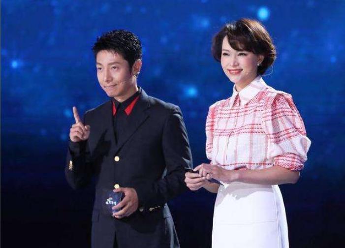 马蓉董卿赴美生子，一个为移民一个为教育，“撤侨令”下如何做？