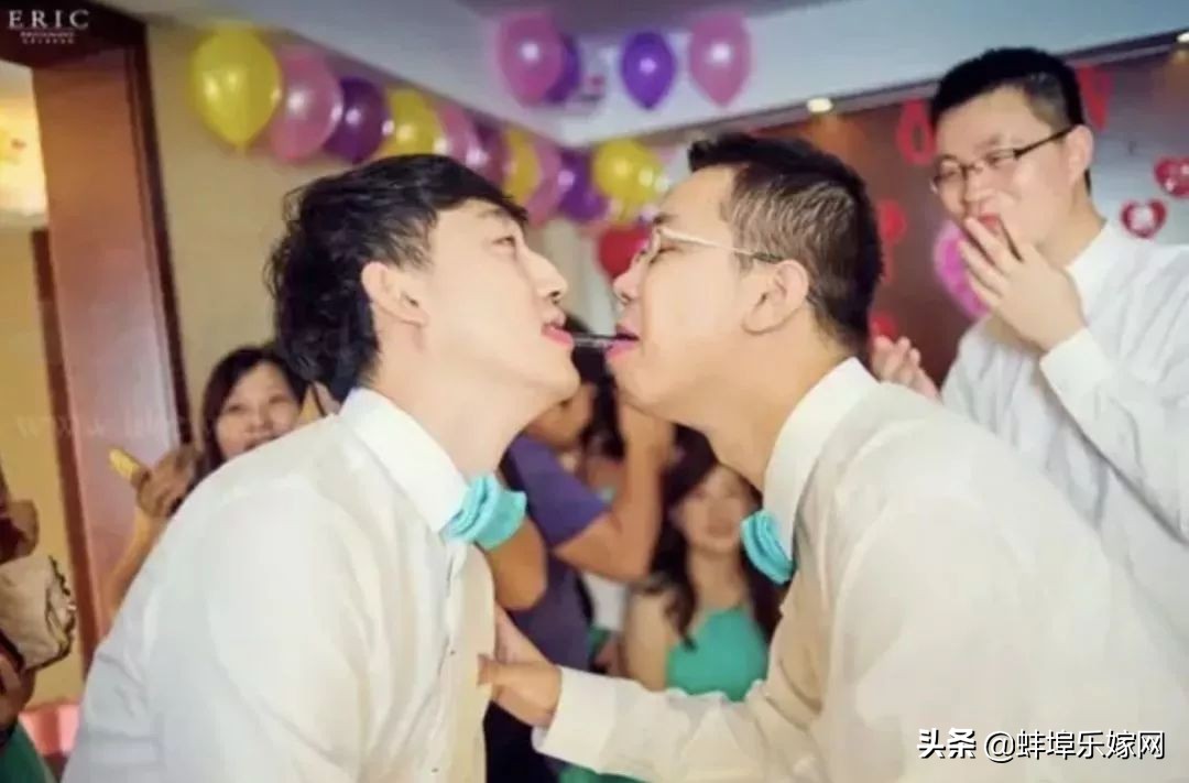 新郎接亲大姨堵门要红包完全视频,新郎接亲遇萌娃军团堵门讨红包