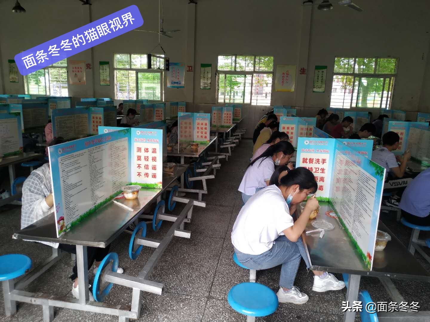 跟着“片儿警”入校巡查复学复课的湖北安陆市陈店初中