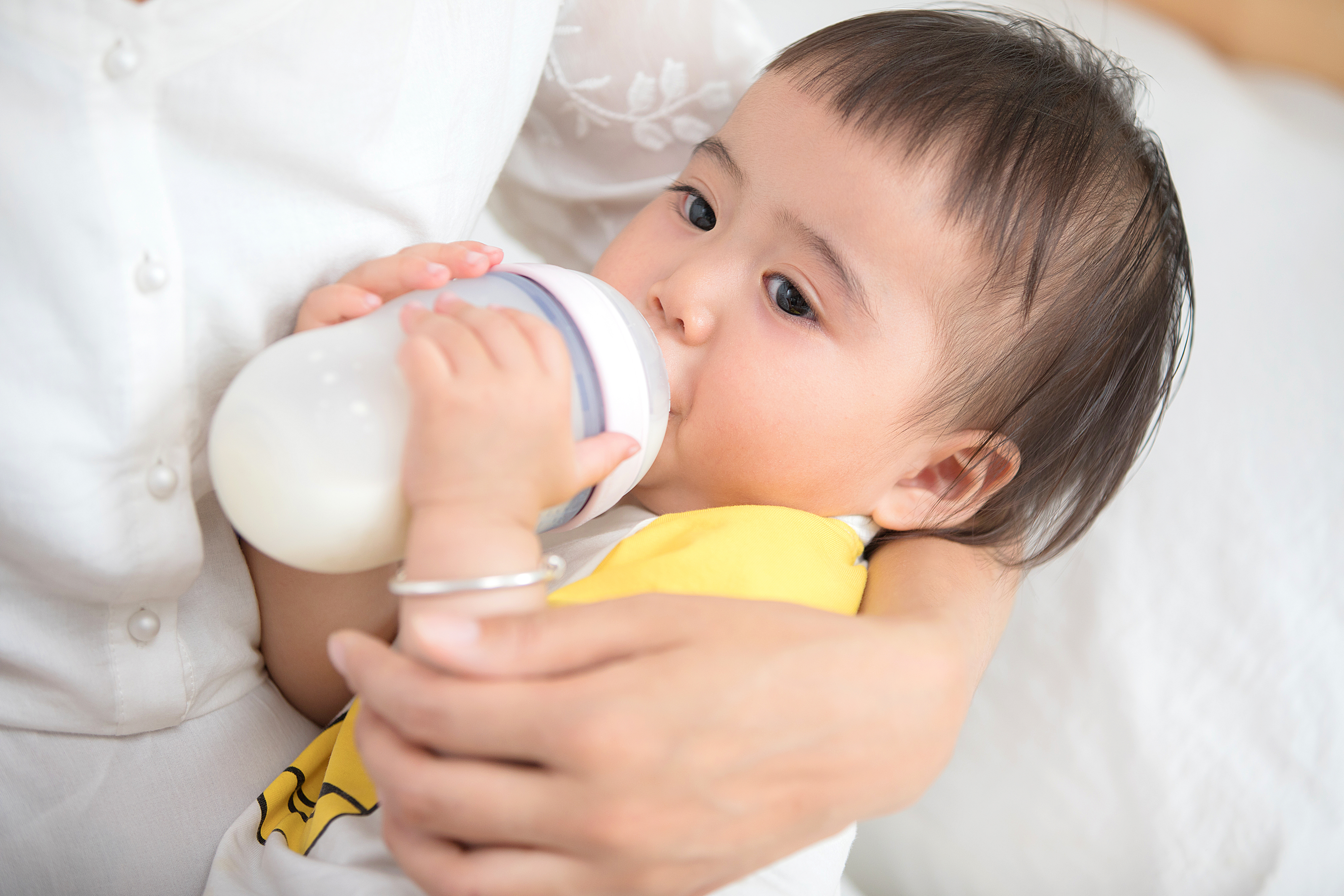 母乳喂养抱喂的正确姿势和步骤,月子期间母乳喂养的正确姿势