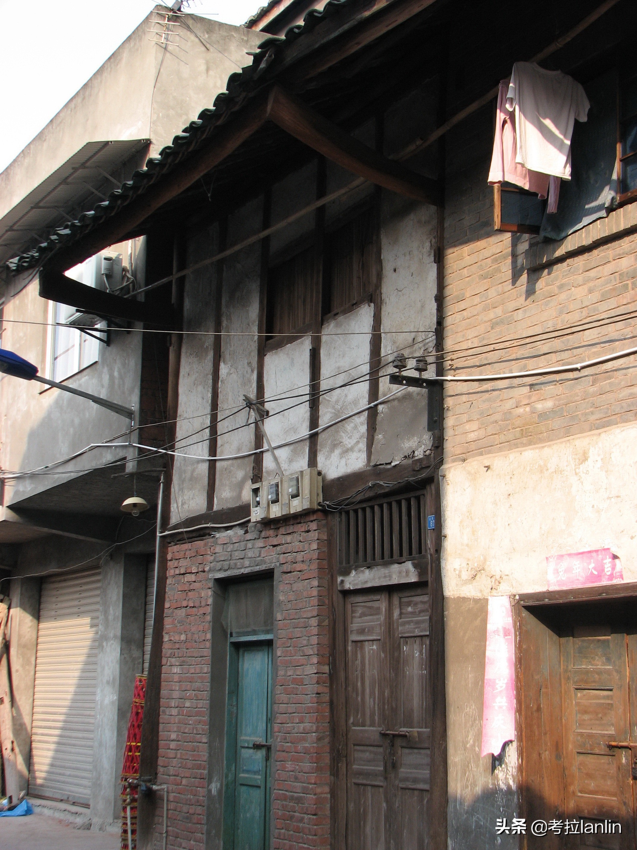 一扇扇关闭的店门，就像一张张欲说无言的嘴、一张张戴着口罩的脸