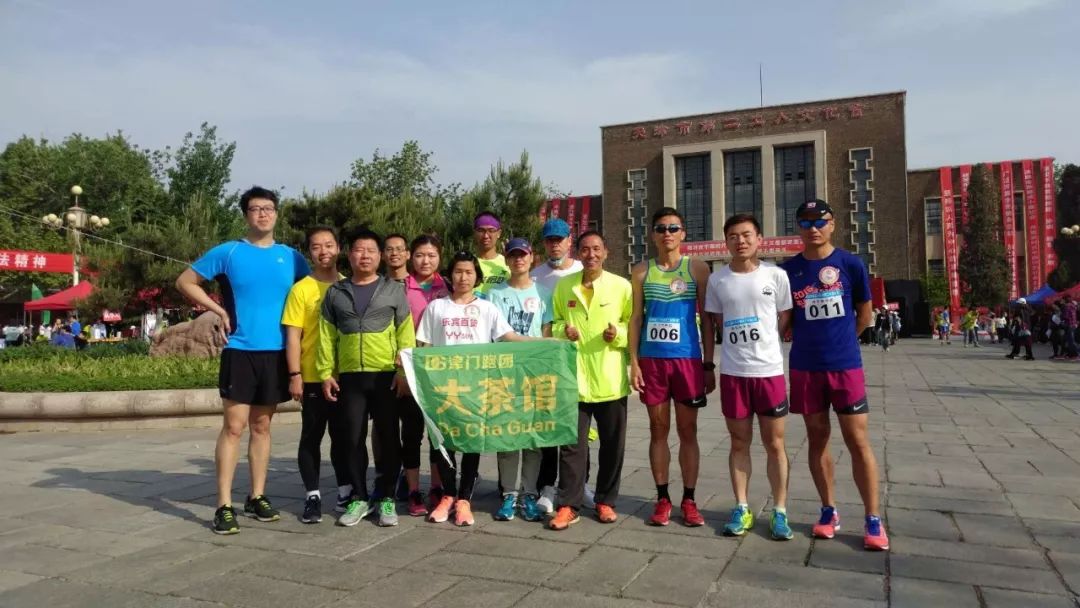 外卖小哥为了生活奔跑,外卖小哥全国跑了30多场马拉松