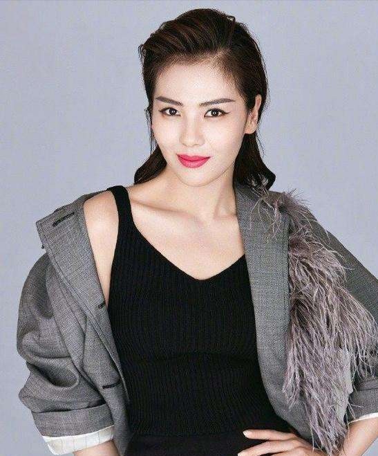 五十岁女人满头白发合适什么发型,30岁白发多不想染合适什么发型