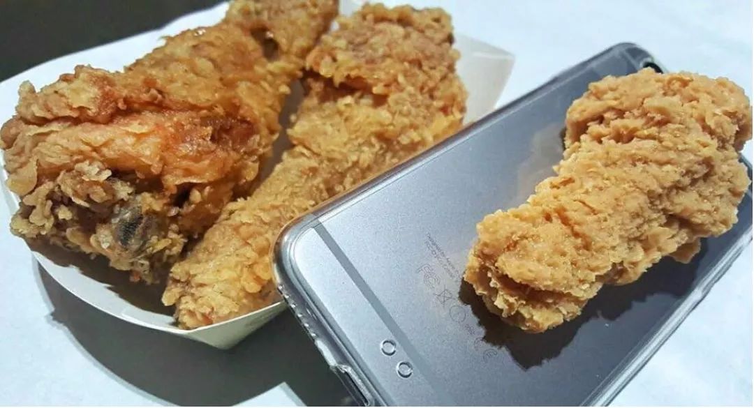 吐槽那些没用的沙雕手机壳 (什么手机壳最沙雕)