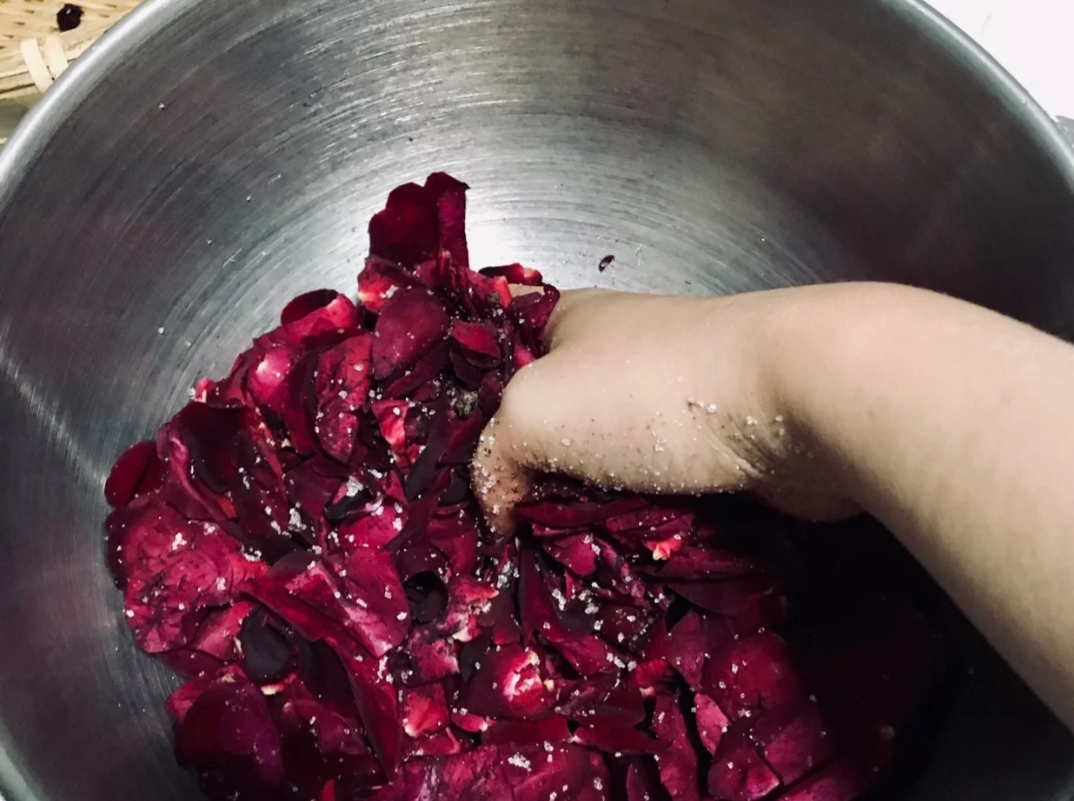 云南玫瑰鲜花饼的软酥皮怎么制作,玫瑰鲜花饼酥香软糯