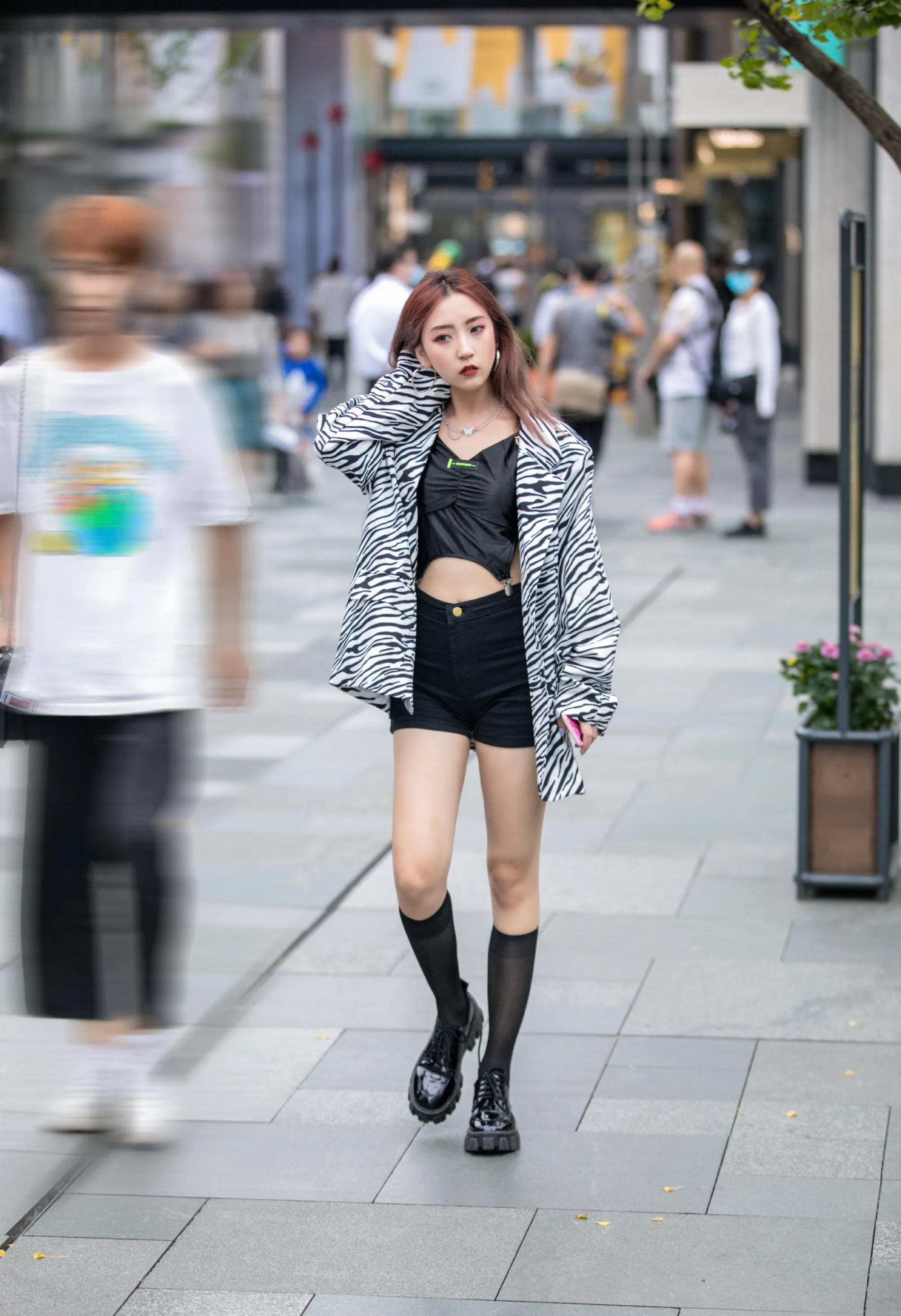 牛仔短裤街拍搭配图片,三里屯牛仔短裤穿搭街拍